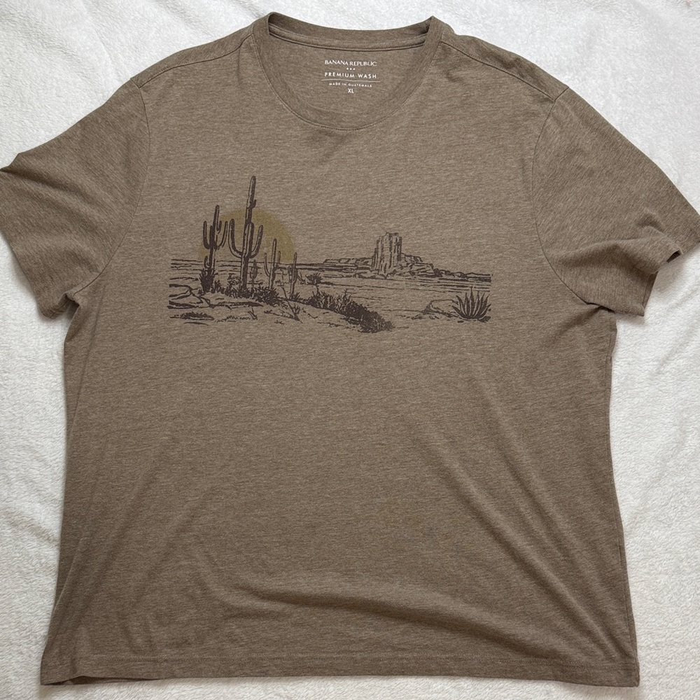 🏜️Banana Republic Tan Desert Scene Tee
